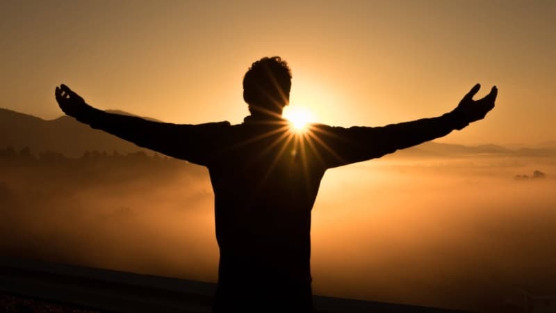 Sonnenaufgang Willkommen heißen Arme ausbreiten